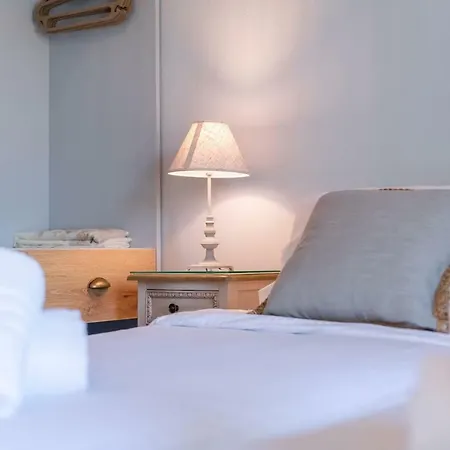 Amelia & Nicholas Stone Apartment